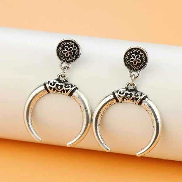 None Jewelry - Western Cow Horn Silver Metal Rustic Earrings